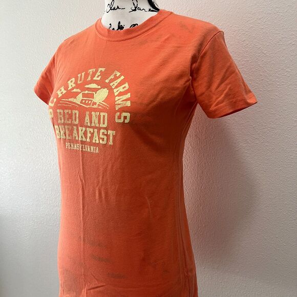 NWT Schrute Farms Bed Breakfast (Medium) Peach T-Shirt The Office - Picture 4 of 8